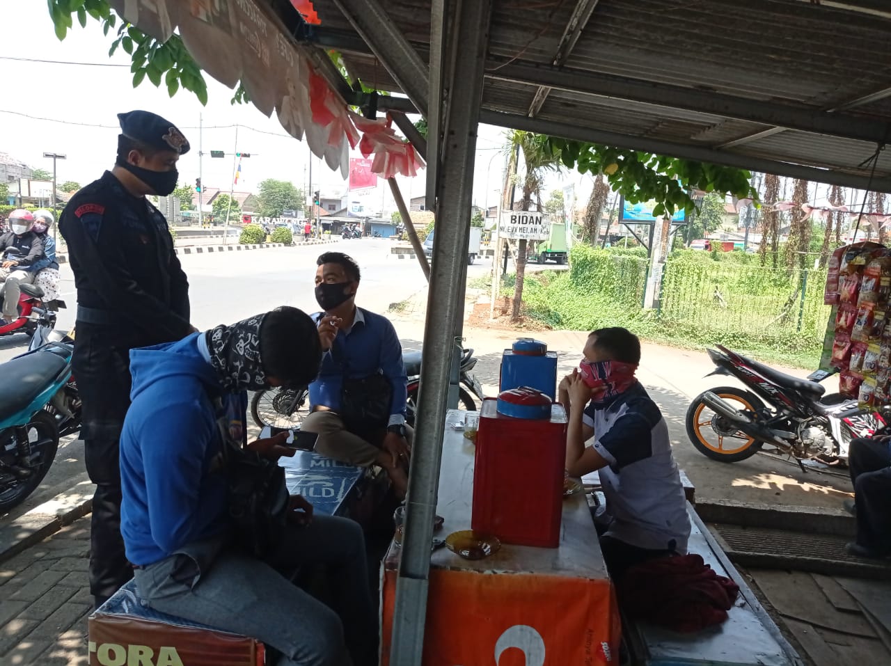 Warung Kopi Teluk Jambe Disambangi Patroli Brimob Jabar Himbau Protokol Kesehatan