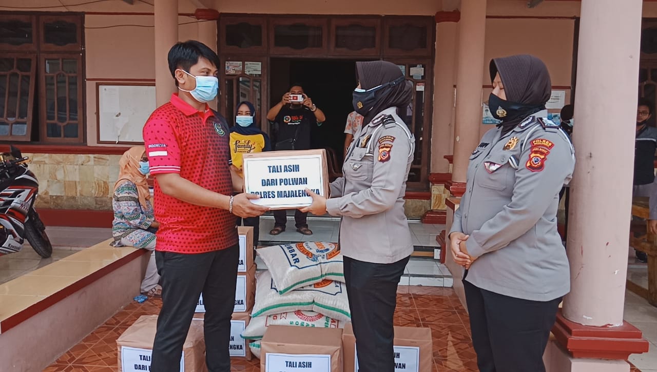 Bentuk Peduli Sesama, Polwan Polres Majalengka Salurkan Bansos Untuk Korban Banjir