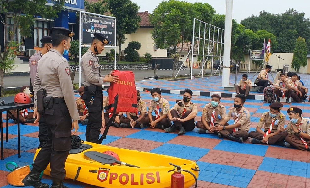 Hari Libur, Sat Binmas dan Sat Sabhara Polres Majalengka Latih Anggota Pramuka Saka Bhayangkara