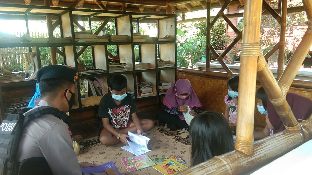 Dengan Program Brain, Brimob Polda Jabar Bantu Anak-anak Desa Jatiroke Belajar Melalui Internet
