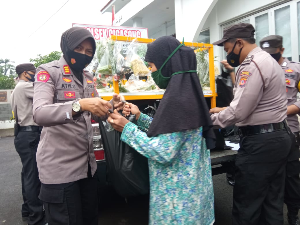 Kabid Humas Polda Jabar : Polres Majalengka Bagikan Sembako Cuma-Cuma