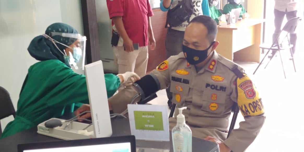 Kapolres Majalengka Ikuti Penyuntikan Vaksinasi Sinovac Covid-19 Dosis Tahap Ke II