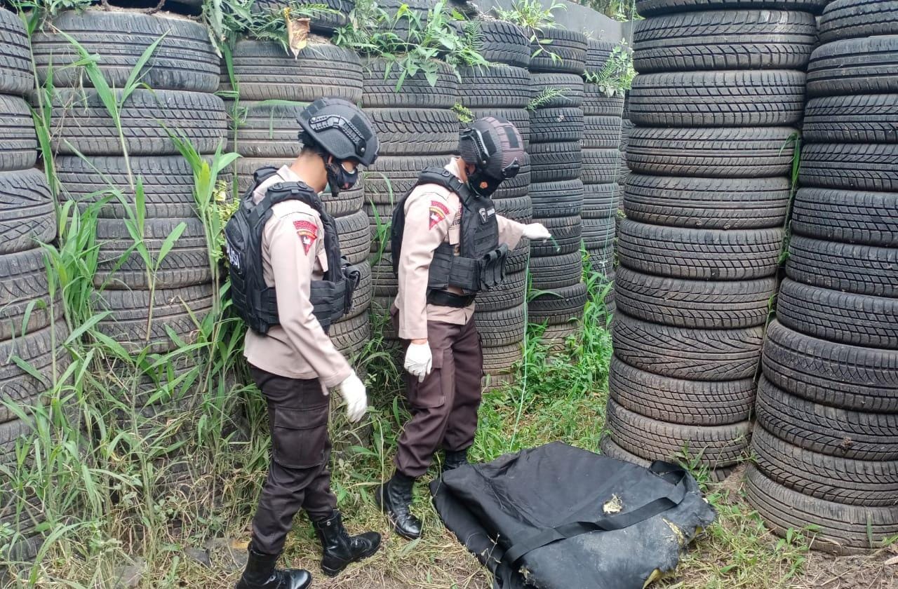 Unit Jibom Satbrimob Polda Jabar Lakukan Penjinakan Bom bekas Perang Dunia ke 2