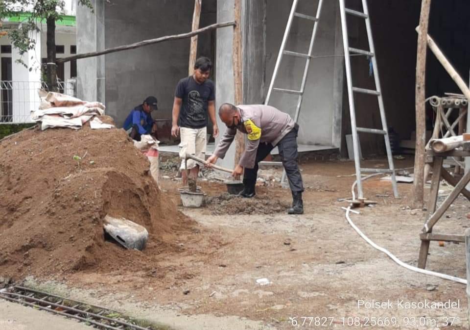 Peduli Bhabinkamtibmas Polsek Kasokandel Bripka Asep Suryana Bantu Bangun Rumah Warga