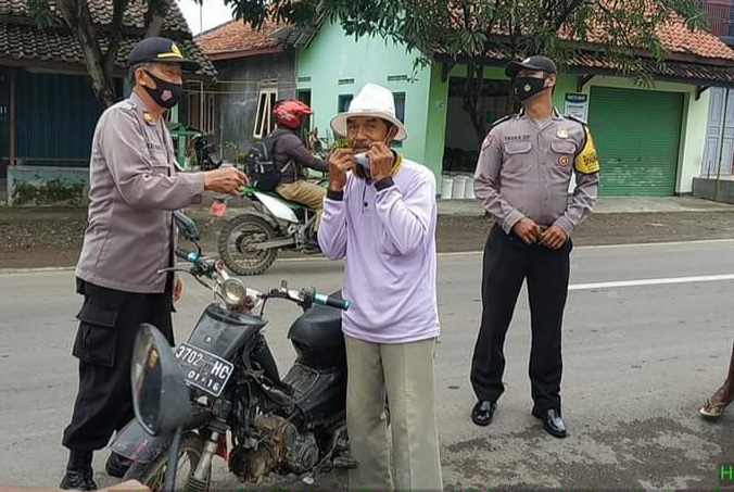 Ops Yustisi Polsek Ligung Bagikan Masker Upaya Mengedukasi Pentingnya Masker