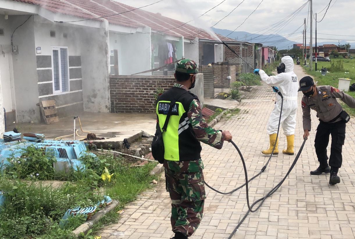 Unit KBR Satbrimob Polda Jabar Lakukan Pencegahan Covid-19 di Lingkungan Padat Penduduk