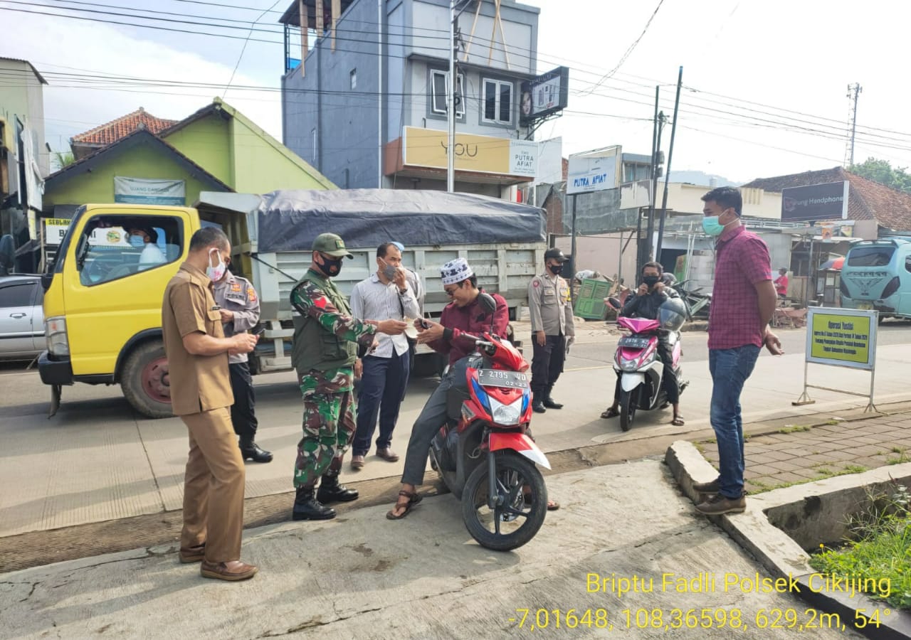 Upaya Mengedukasi Pentingnya Masker, Ops Yustisi Polsek Cikijing Bagikan Masker