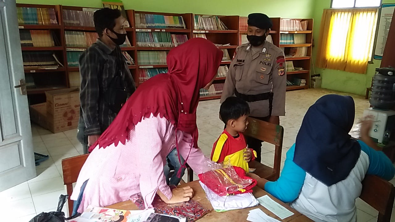 Menjalankan Program Brain Personil Brimob Jabar Blusukan ke Desa-desa Untuk Anak Negeri