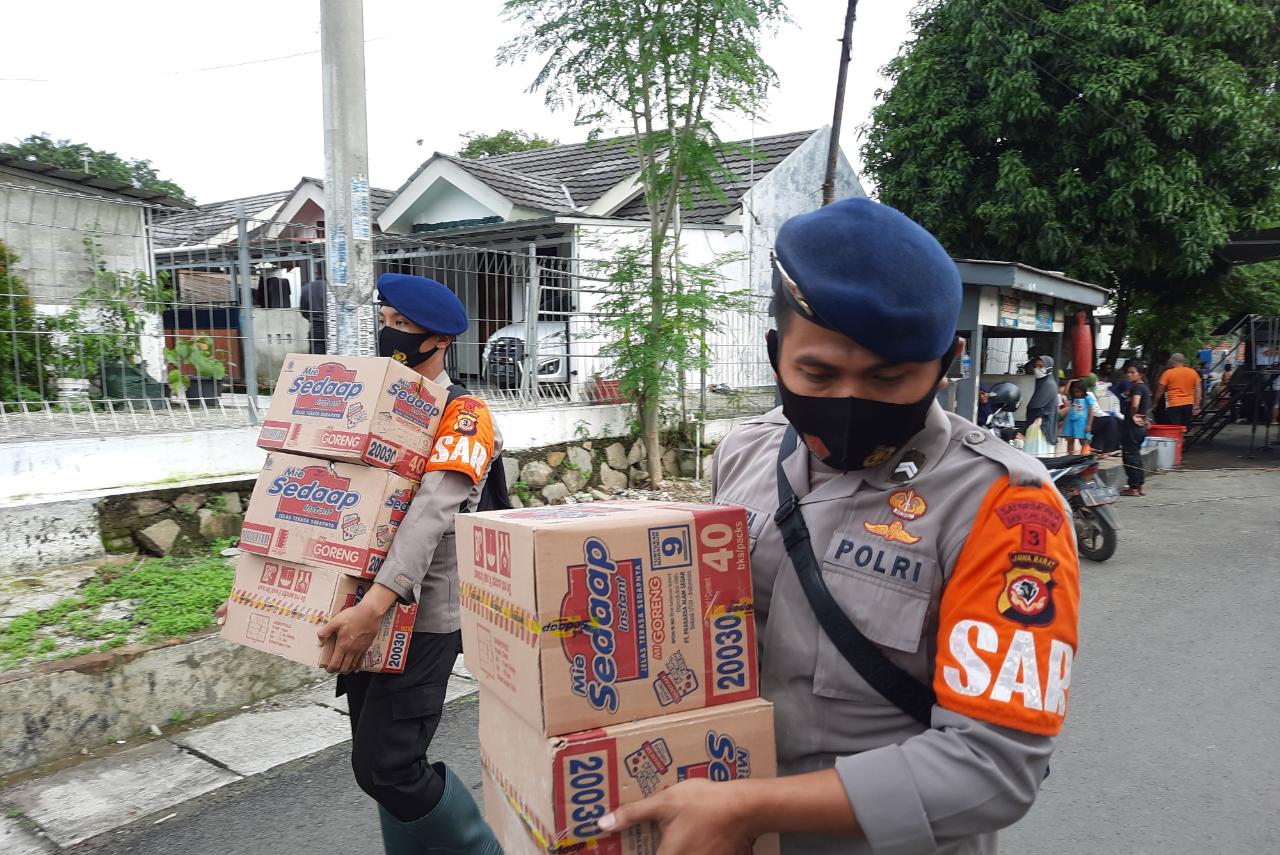 Brimob Jabar Bantu Pendistribusian Air Bersih dan Makanan Untuk Korban Banjir di Karawang