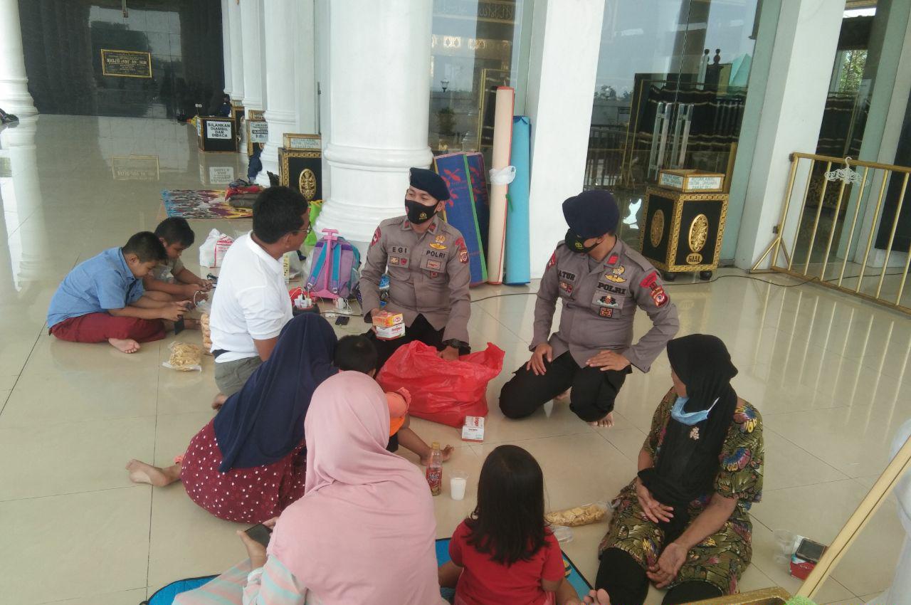 Brimob Jabar Berikan Bantuan Obat-obatan Kepada Warga Korban Banjir di Desa Tanjungmekar