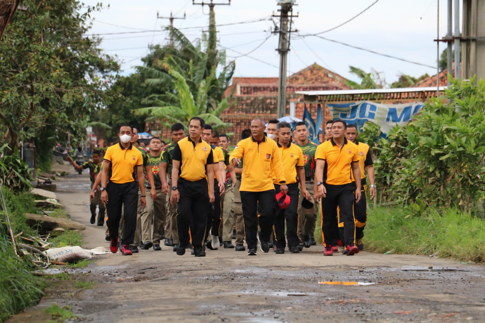 Dansat Brimob Polda Jabar Dan Ka SPN Pimpin Olahraga Bersama