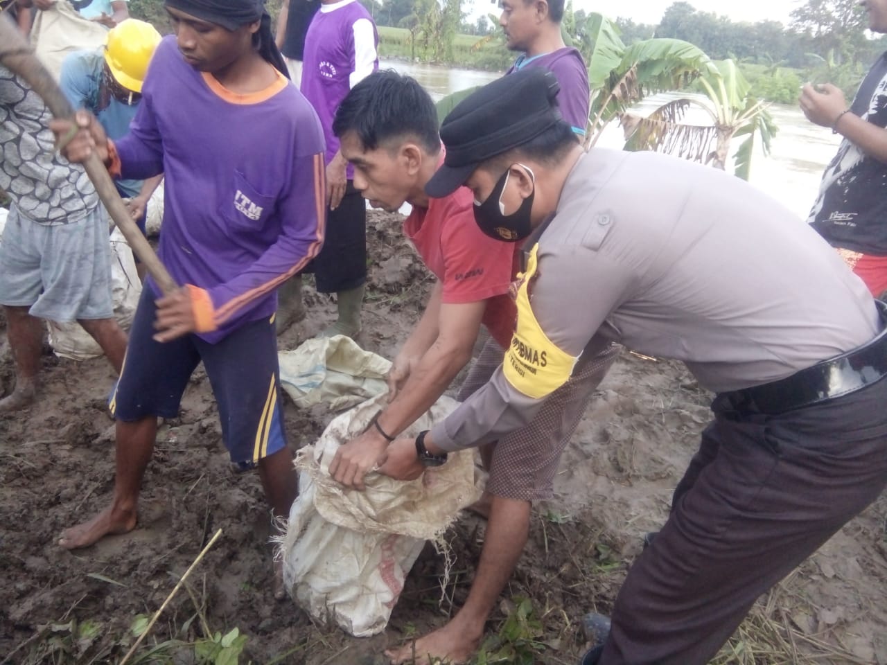 Personel Polres Indramayu Melaksanakan Kerja Bakti Perbaikan Tanggul Kali