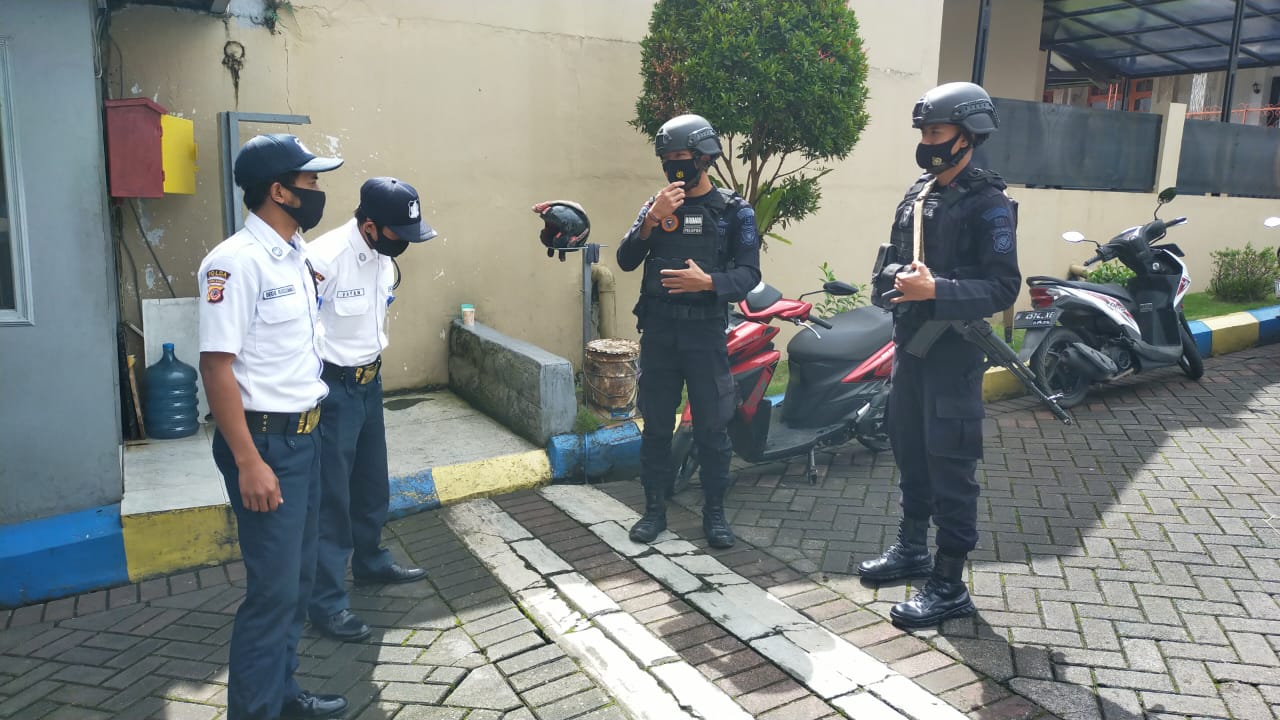 Patroli Dialogis Brimob Jabar Sambangi Perumahan Taman Permata Gadog Cianjur
