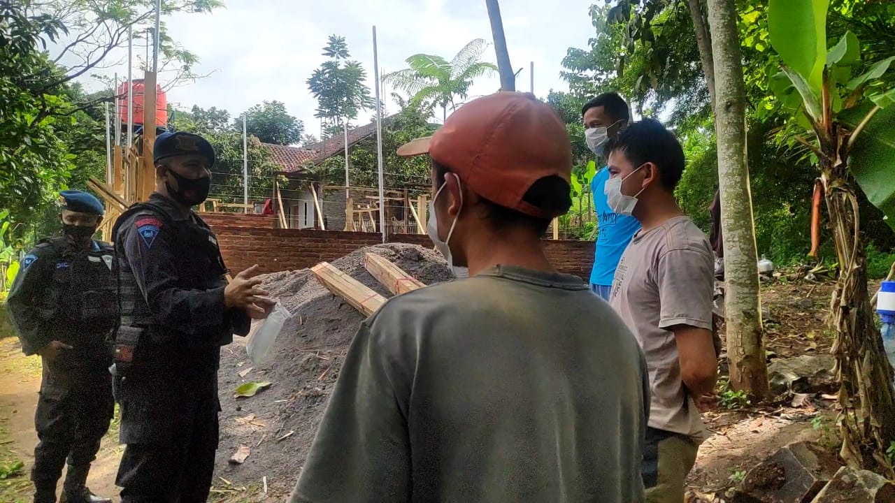Brimob Jabar Sosialisasikan Pencegahan Virus Covid-19 Kepada Masyarakat Cikancung
