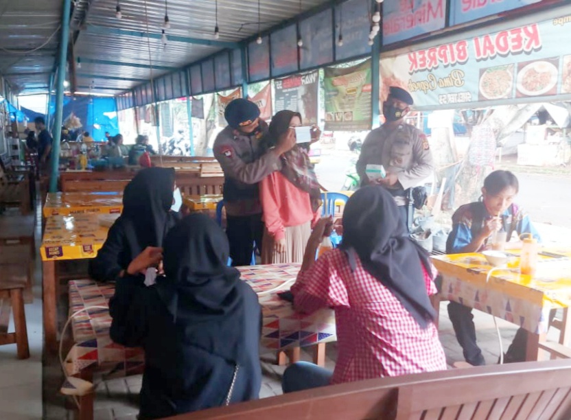 Brimob Jabar Peduli Kesehatan, Bagikan Masker Kepada Warga Sumber Cirebon