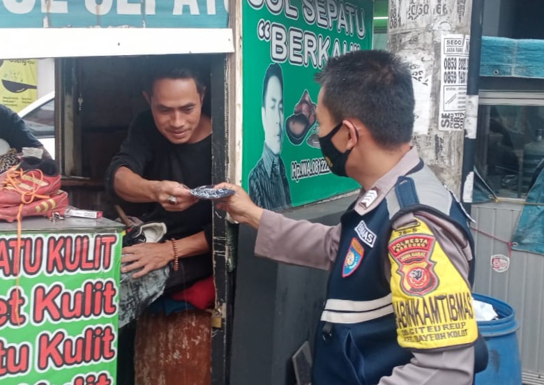 Dimasa PPKM Tahap 2 Personil Polresta Bandung Bagikan Masker, dan Himbau Prokes Ke Pedagang