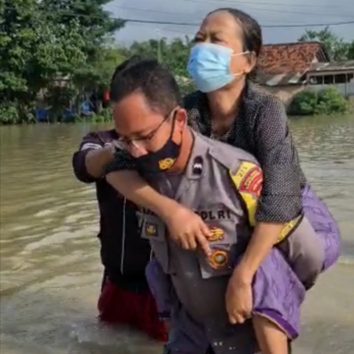 Bhabinkamtibmas Evakuasi Warga Sakit Terdampak Banjir di Karawang 