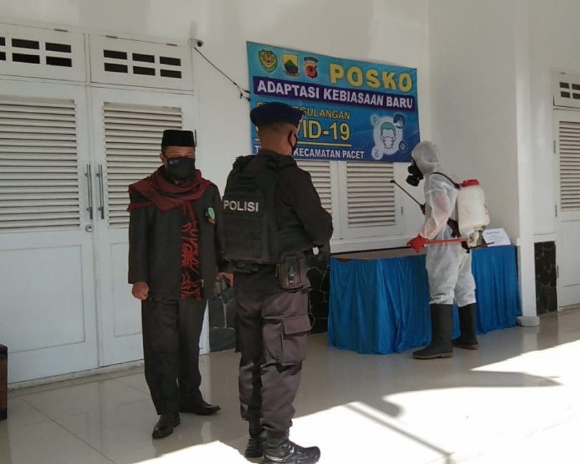 Brimob Jabar Semprotkan Cairan Disinfektan Ke Kantor Kecamatan Pacet