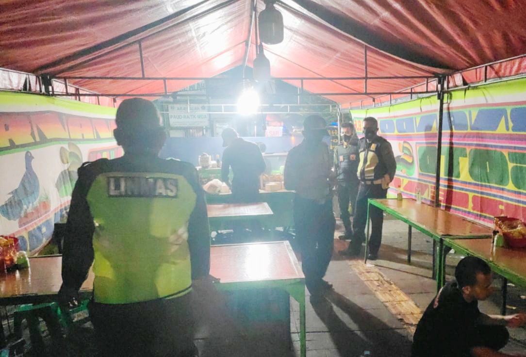 Giat PPKM Skala Mikro Polsek Kiaracondong Tegur Tempat Usaha Patuhi Jam Oprasional
