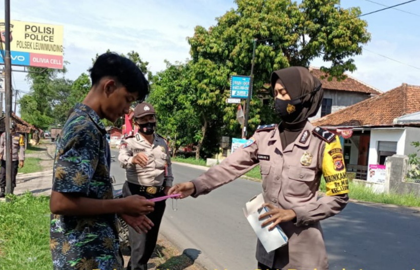 Ops Yustisi Polsek Leuwimunding Imbau Masyarakat Terapkan Prokes Gunakan Masker