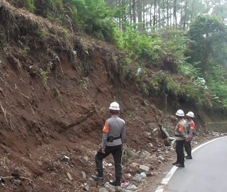 Tim SAR Brimob Jabar Patroli Pengecekan Tebing Rawan Longsor Di Jalan Raya Tangkuban Perahu 