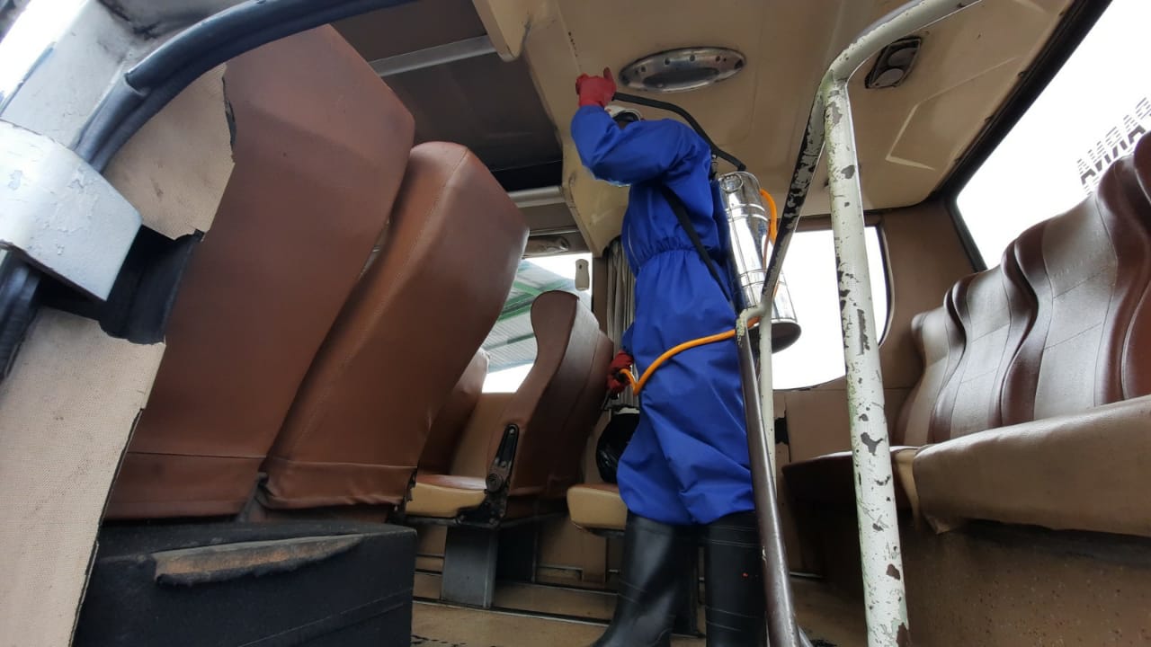 Cegah Kasus Positif Bertambah di Garut, Armada Bus Umum Disemprot Disinfektan Brimob Jabar