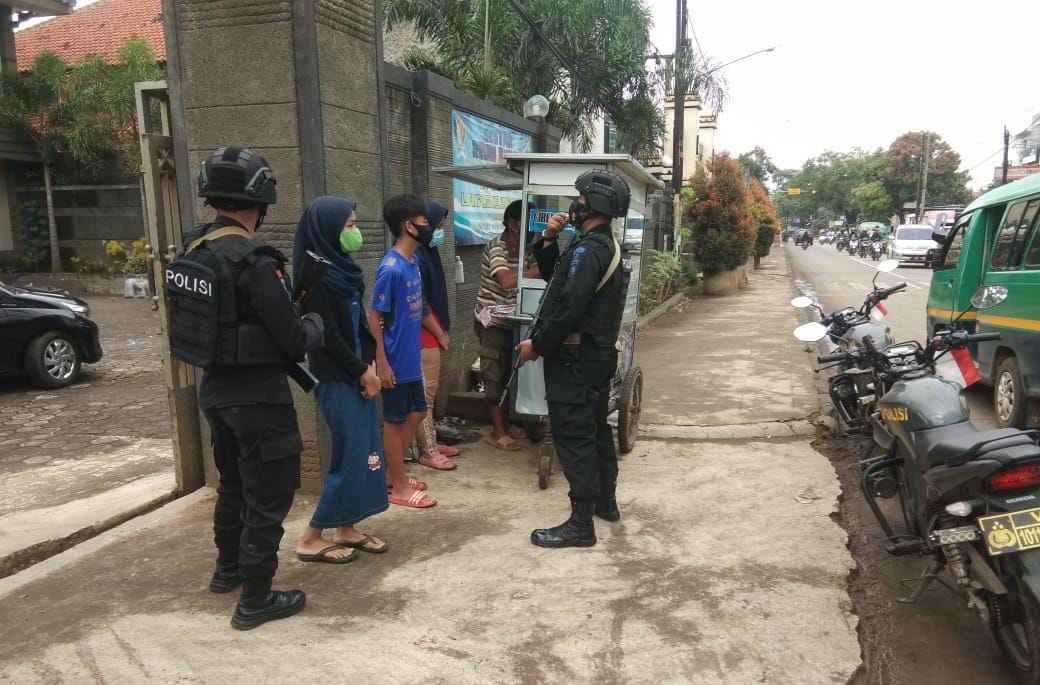 Patroli Brimob Jabar Himbau Para Remaja Tetap Disiplin Dan Patuhi Prokes