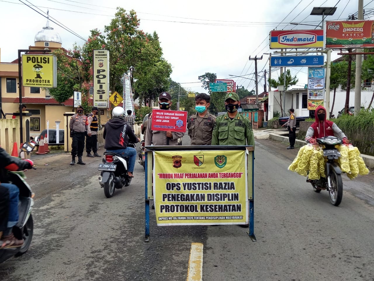 Polresta Bandung Gelar Ops Yustisi di Jl Raya Pasirjambu Berikan Himbauan Prokes