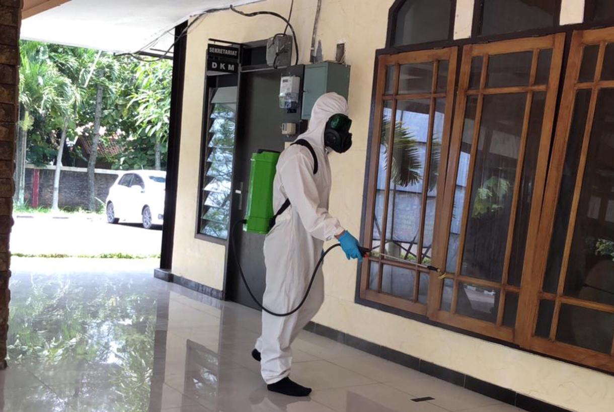 Unit KBR Brimob Polda Jabar Semprot Masjid Al-Muhajirin