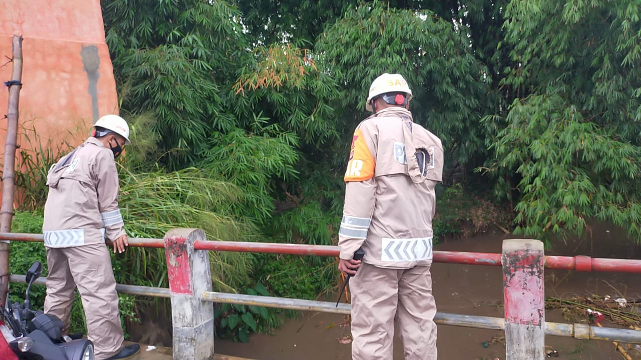 Pasca Hujan Deras, Tim SAR Brimob Polda Jabar Cek Debit Air Wilayah Rancaekek