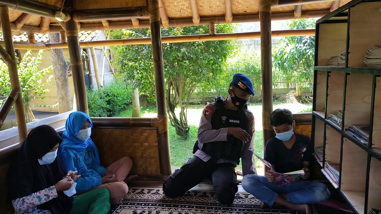 Brimob Jabar Ikut Cerdaskan Anak Bangsa Melalui Program BRAIN