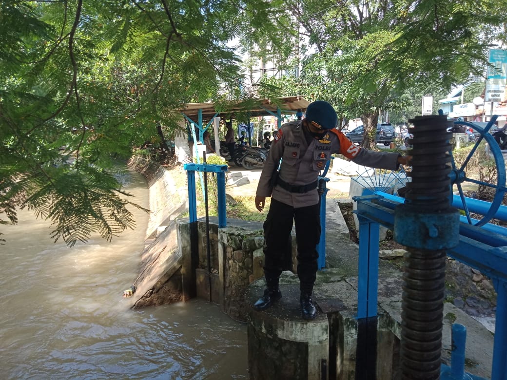 Waspada Bencana Banjir, Anggota Brimob Jabar Patroli Pengecekan Dan Pembersihan Pintu Saluran Air