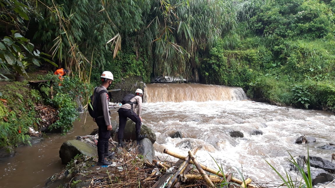 Pasca Hujan Lebat Di Cianjur, Brimob Jabar Terjunkan Tim SAR Antisipasi Bencana Alam