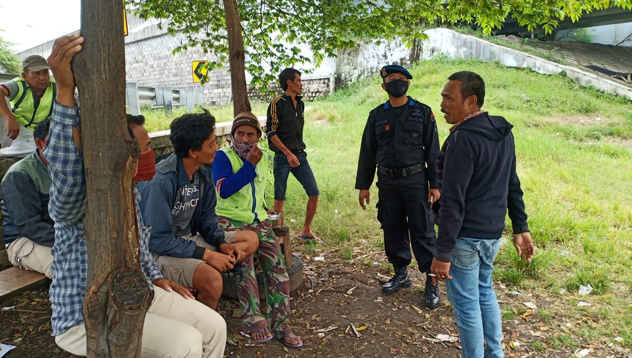 Personil Brimob Jabar Ingatkan Kembali Protokol Kesehatan Kepada Masyarakat