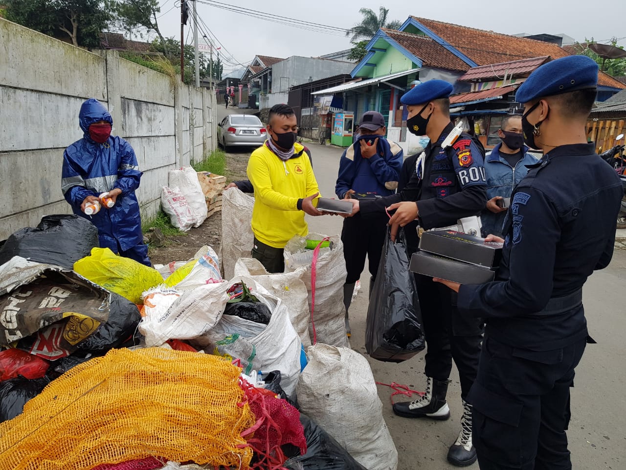 Brimob Jabar Bagikan Nasi Kotak Untuk Masyarakat Lembang
