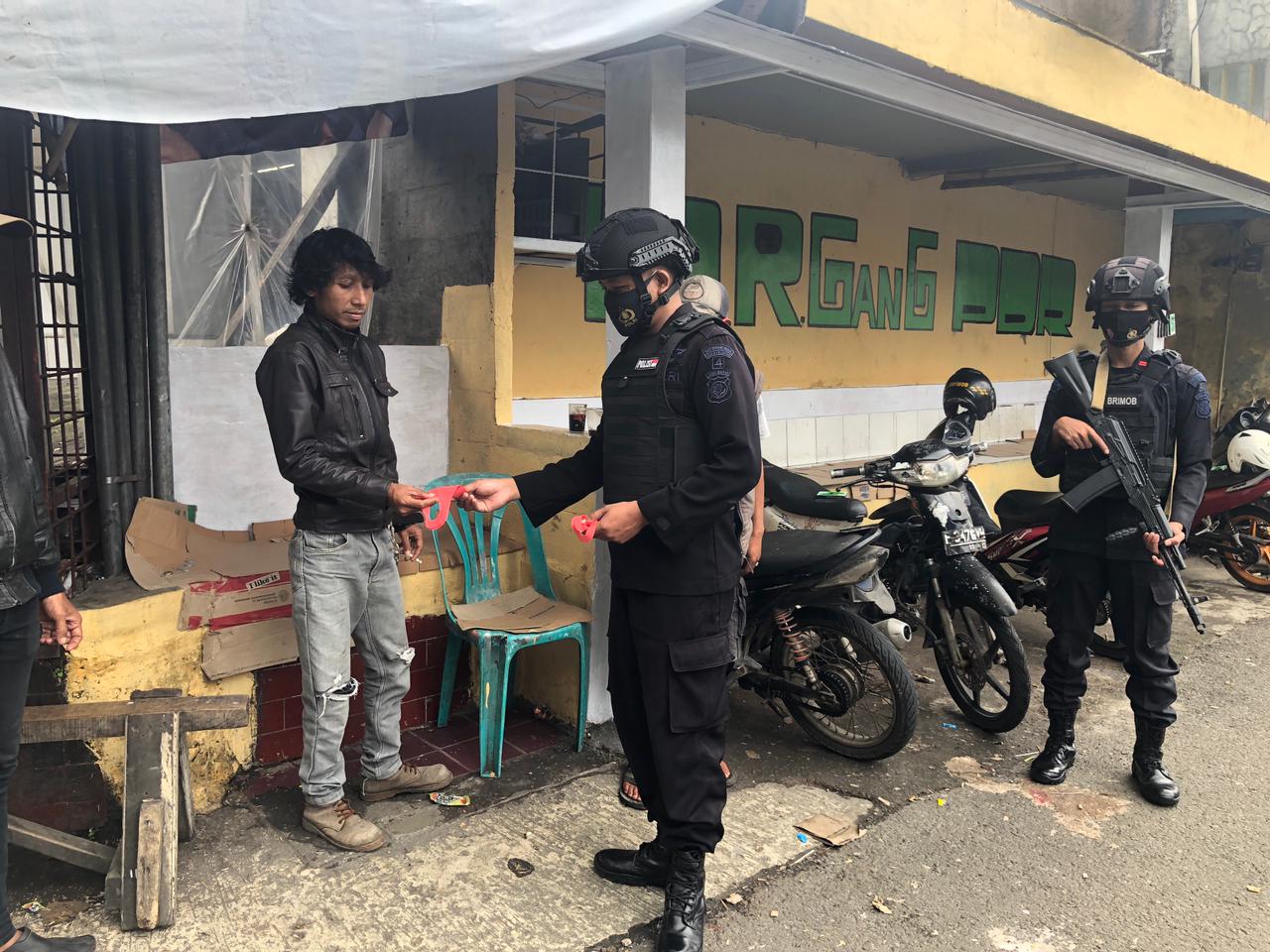 Lagi – Lagi Brimob Jabar Bagikan Masker Gratis Kepada Warga Cipanas
