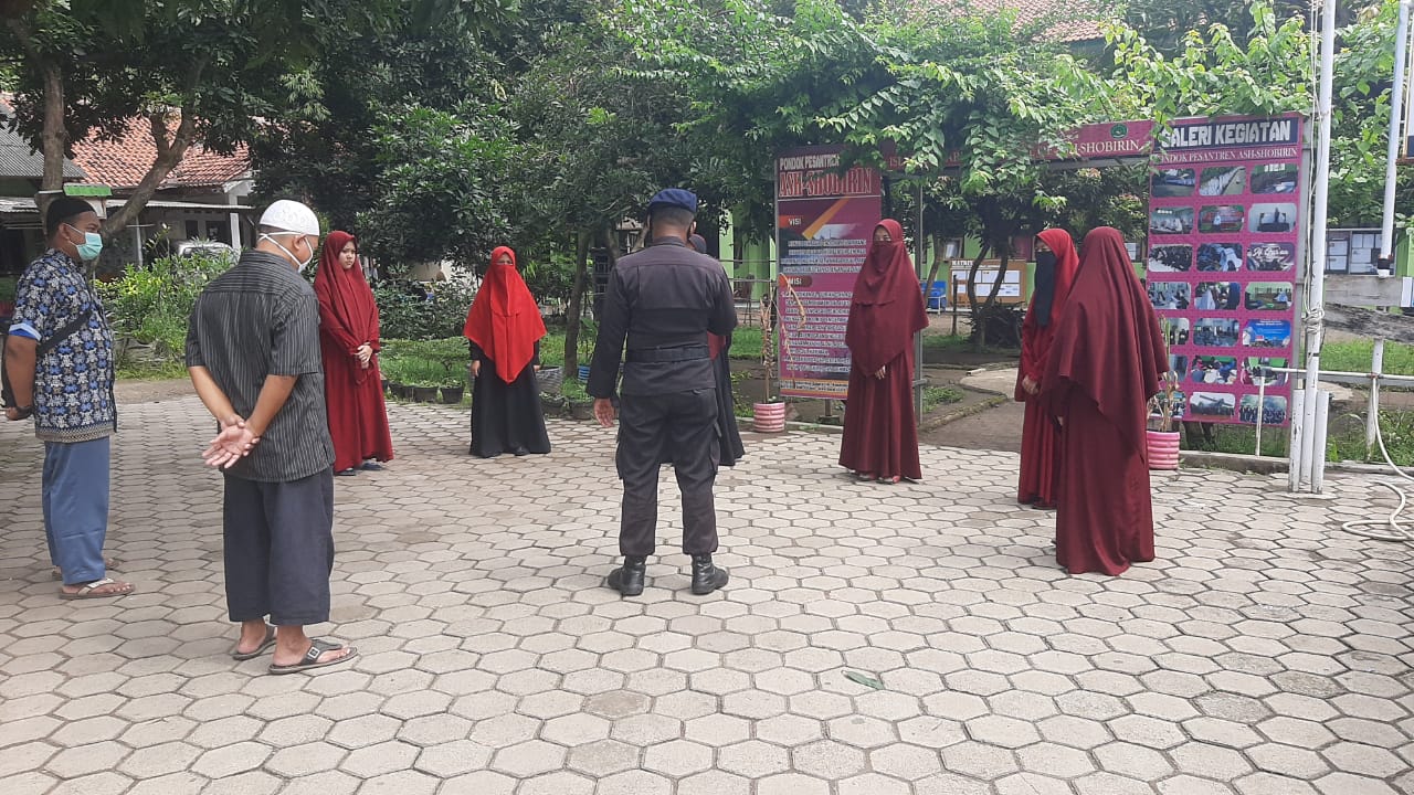Brimob Jabar Sambangi Warga Wanasaba Himbaukan Prokes