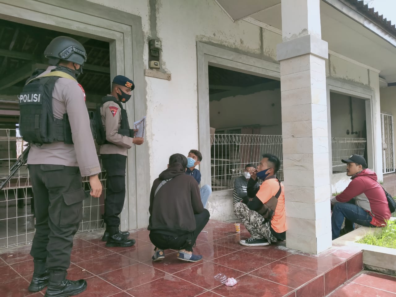 Brimob Polda Jabar Sambang Warga Panembong Cianjur