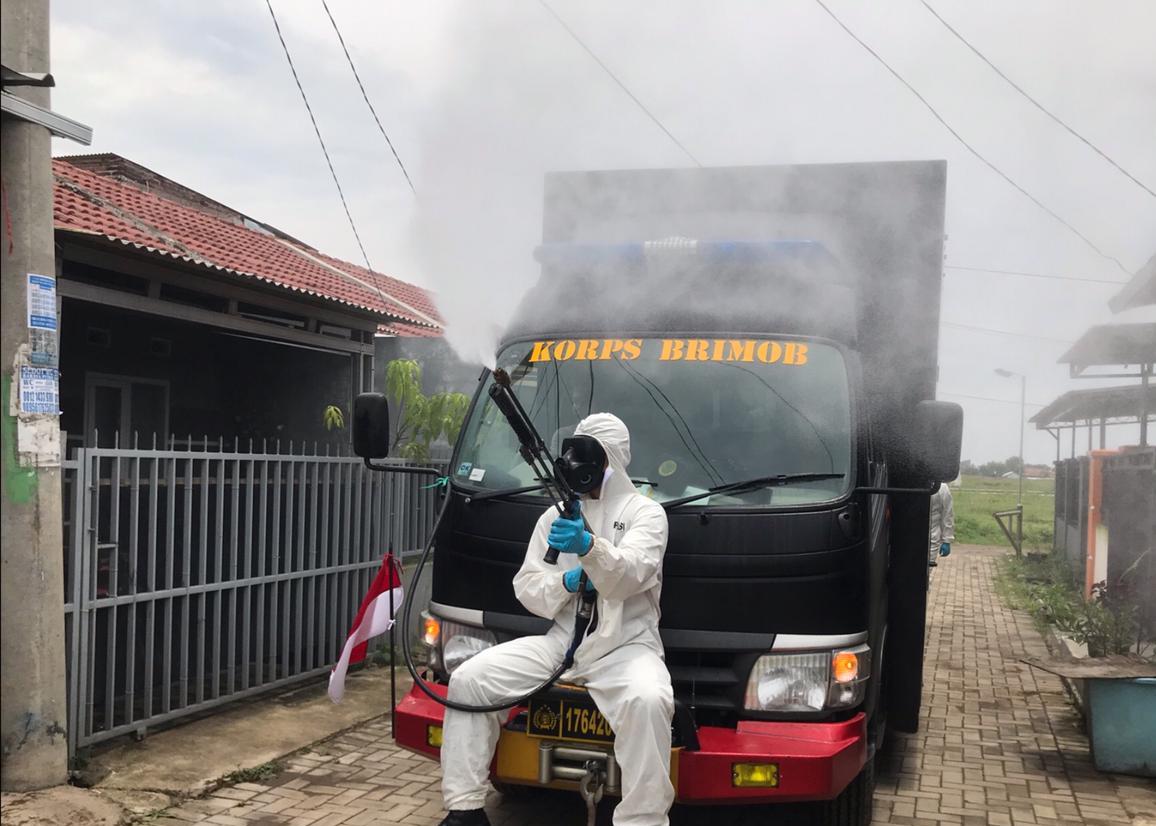 Gegana Brimob Polda Jabar Semprotkan Disinfektan Ke Perum Permata Rancaekek