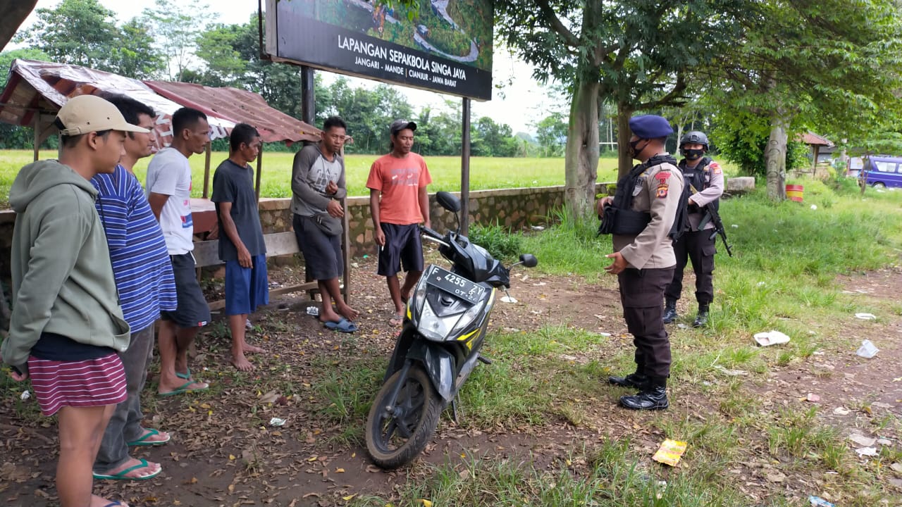 Personil Brimob Jabar Berikan Edukasi Prokes Kepada Masyarakat Di Kampung Jangari