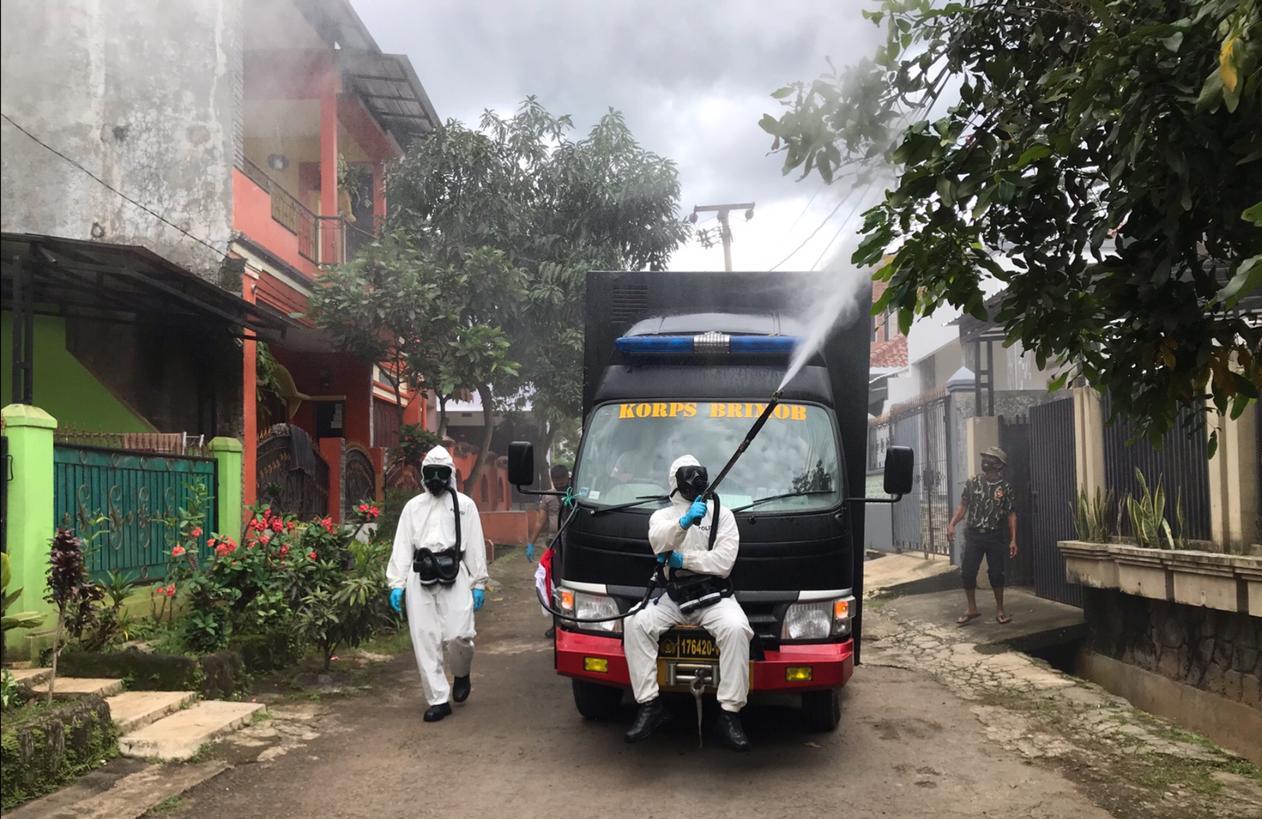 KBR Brimob Polda Jabar Semprotkan Disinfektan Perum Bhayangkara Elok