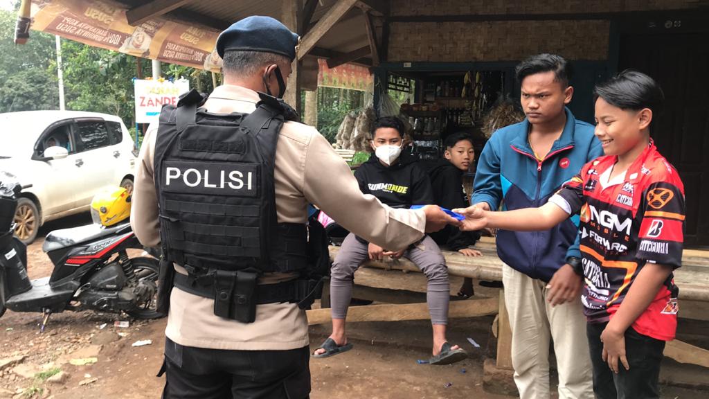 Tegur Remaja Tidak Menggunakan Masker, Brimob Jabar Ingatkan Jangan Main-Main Dengan Corona