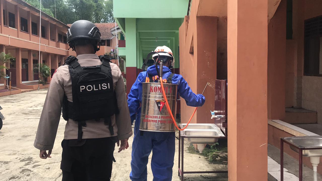 Cegah Penyebaran Corona, Brimob Jabar Semprotkan Disinfektan Di SDN Paripurna Cibungur