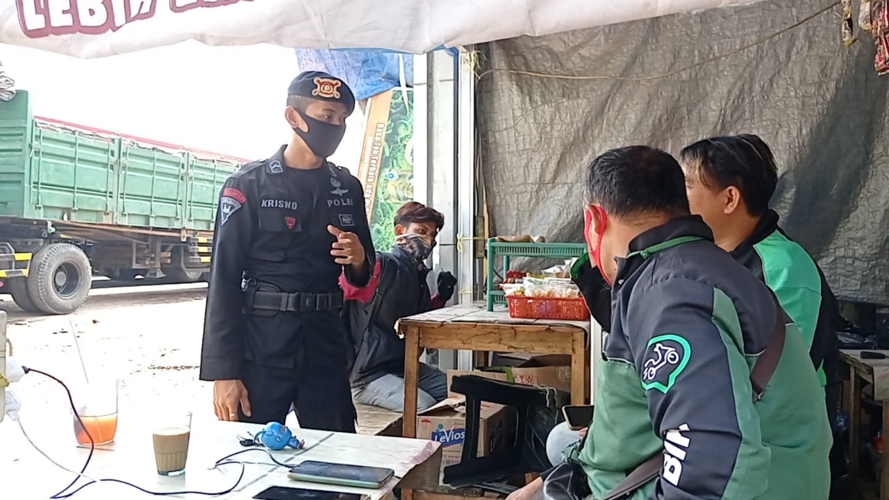 Himbau Pencegahan Covid-19, Brimob Jabar Sambangi Ojek Online Di Cikampek