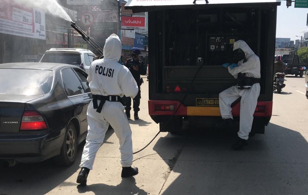 Gegana Brimob Polda Jabar Kembali Semprot Wilayah Tanjung Sari Dengan Disinfektan