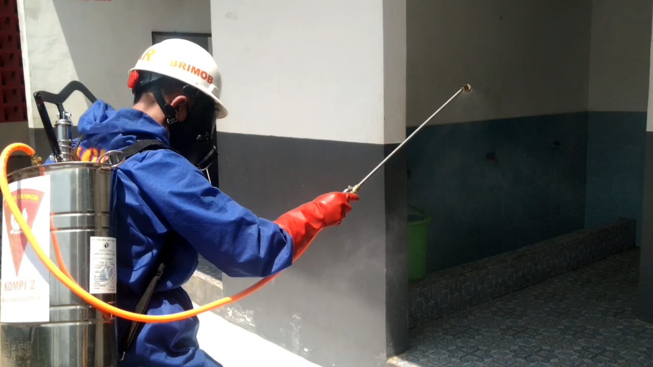 Cegah Covid-19, Brimob Jabar Semprotkan Disinfektan Ke Masjid At-Taqwa Sukamanah