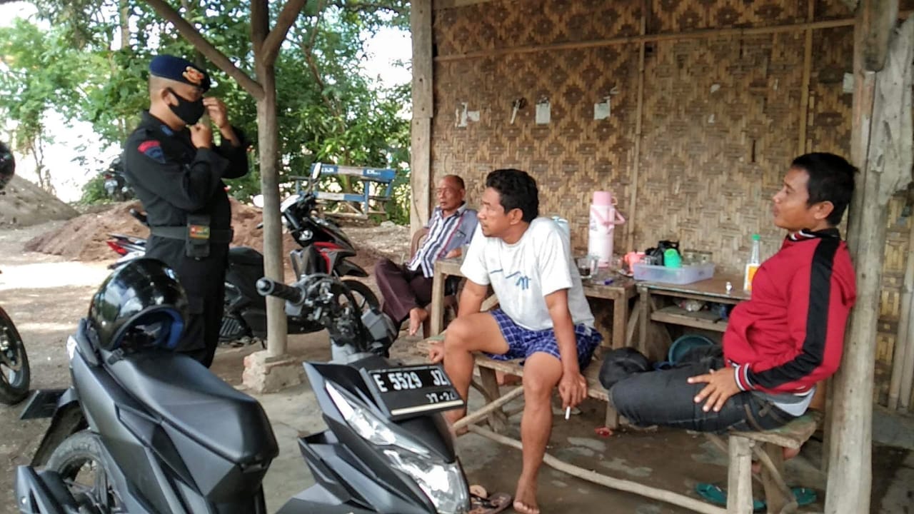 Tak Pernah Bosan, Brimob Jabar Ingatkan Warga Gempol Tentang Protokol Kesehatan