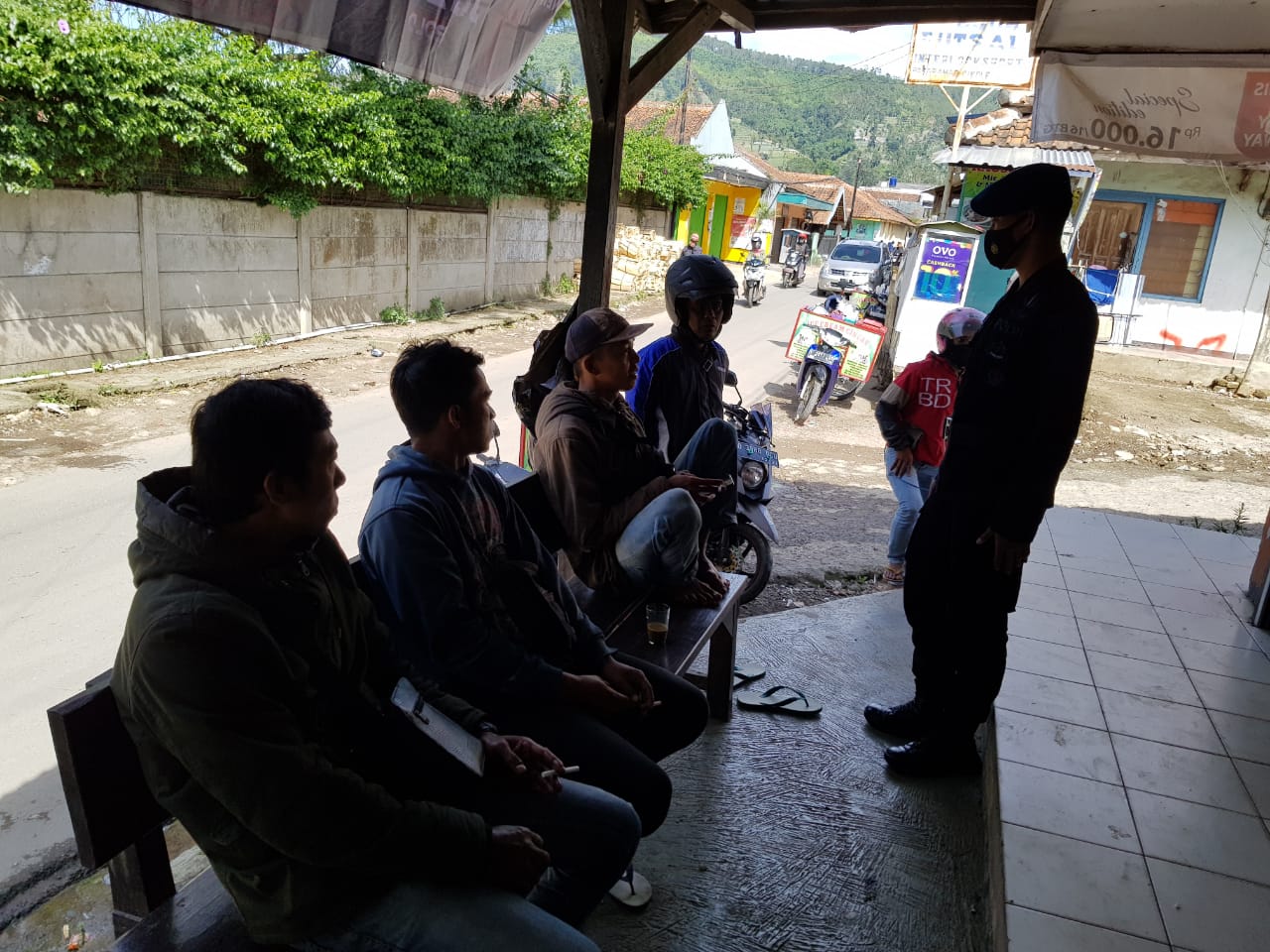 Brimob Jabar Edukasi Protokol Kesehatan Kepada Masyarakat Lembang