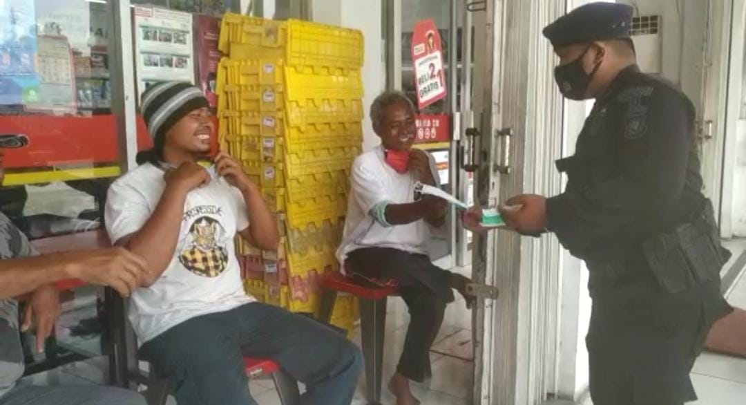 Brimob Peduli Bagikan Masker Gratis Untuk Masyarakat