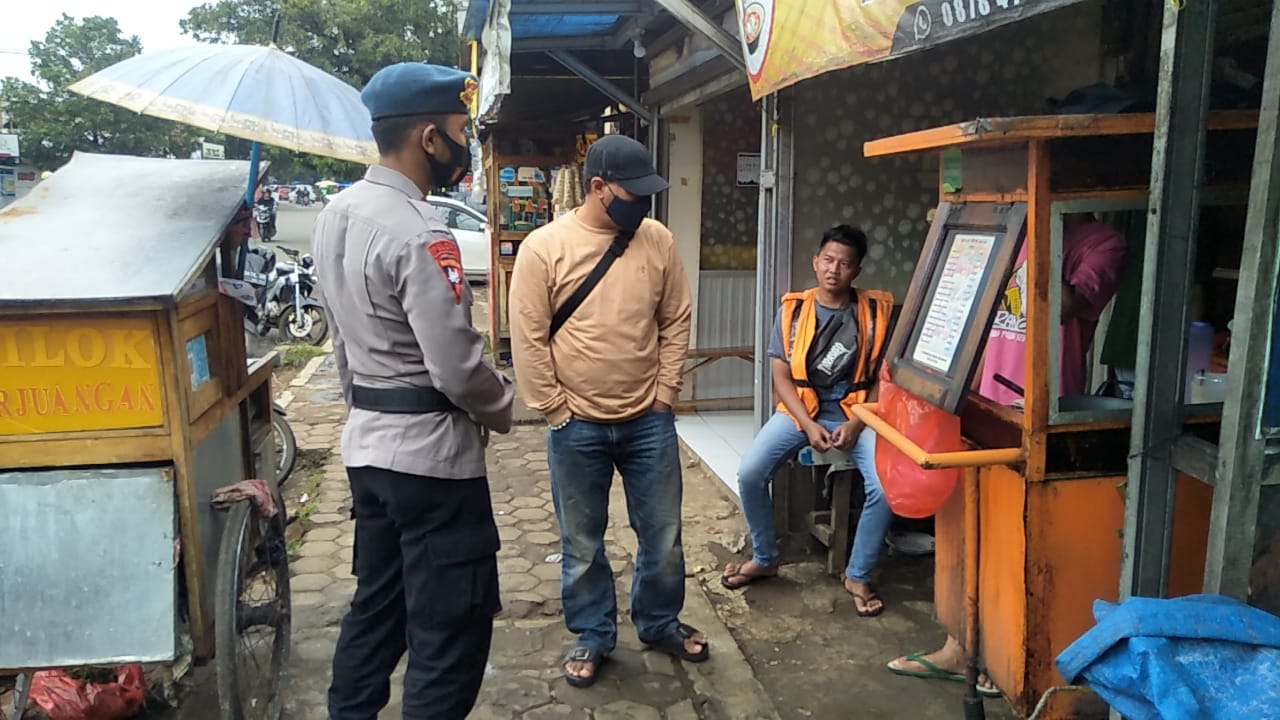 Berikan Himbauan, Brimob Jabar Ingatkan Warga Untuk Menjalankan Prokes 